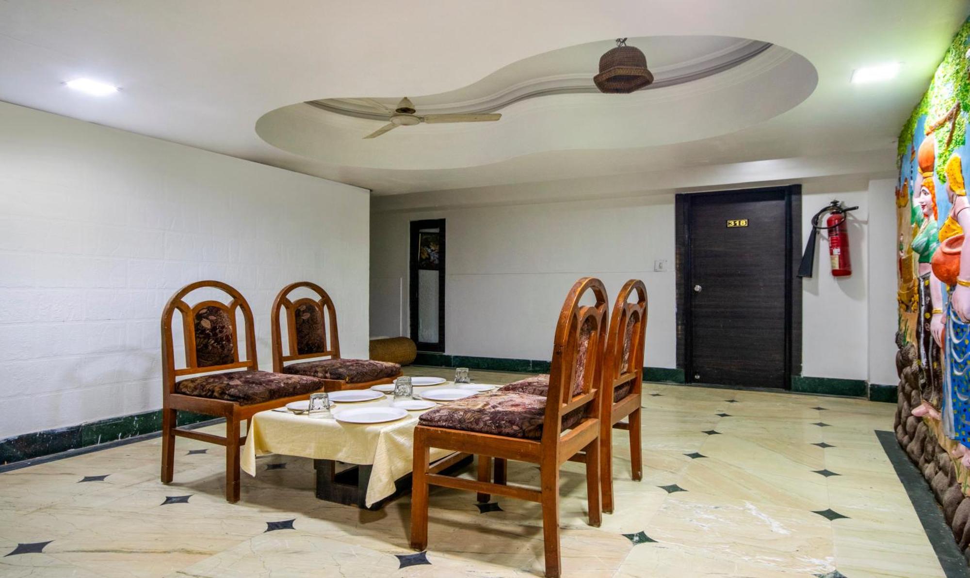 Itsy Hotels Shree Krishna Palace Ahmedabad Bagian luar foto